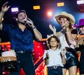 Wesley Safadão comemora aniversário em família durante show na Bahia