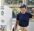 De boné e bermudão, Ivete Sangalo vota em Salvador e posa para fotos