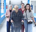 Fátima Bernardes surge em clique raro com pais de 90 e 83 anos durante votação; FOTOS