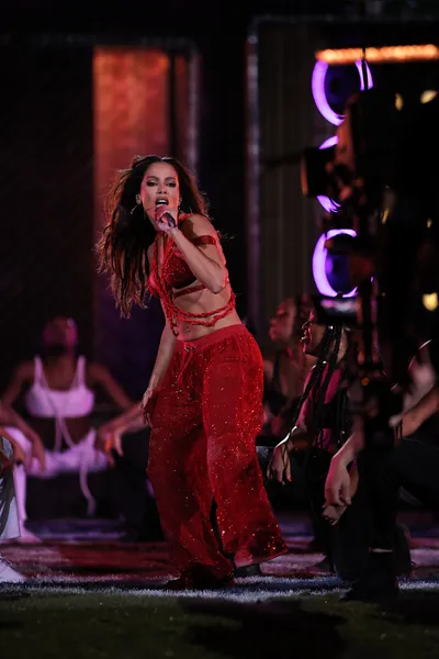 
		
			NFL no Brasil: Anitta surge com barriga de fora em show histórico
		