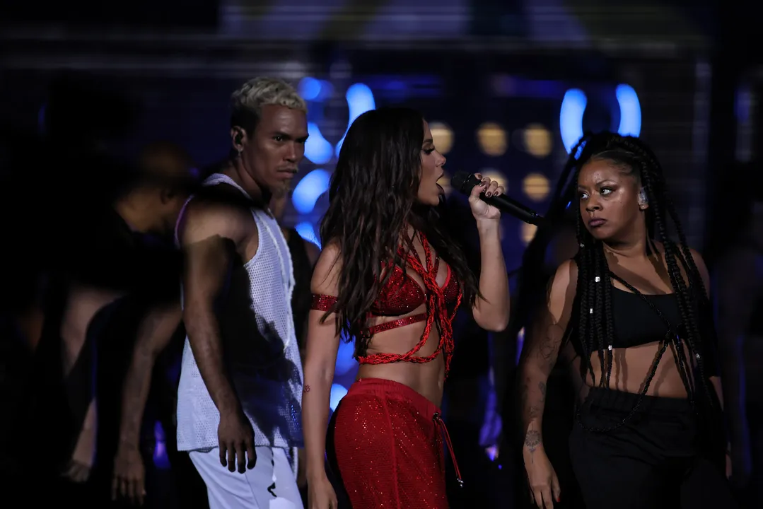 Anitta causa em show durante NFL no Brasil