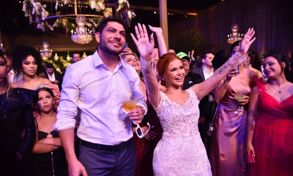 
		
			Mirela Janis se casa com Yugnir em cerimônia de R$2 milhões
		