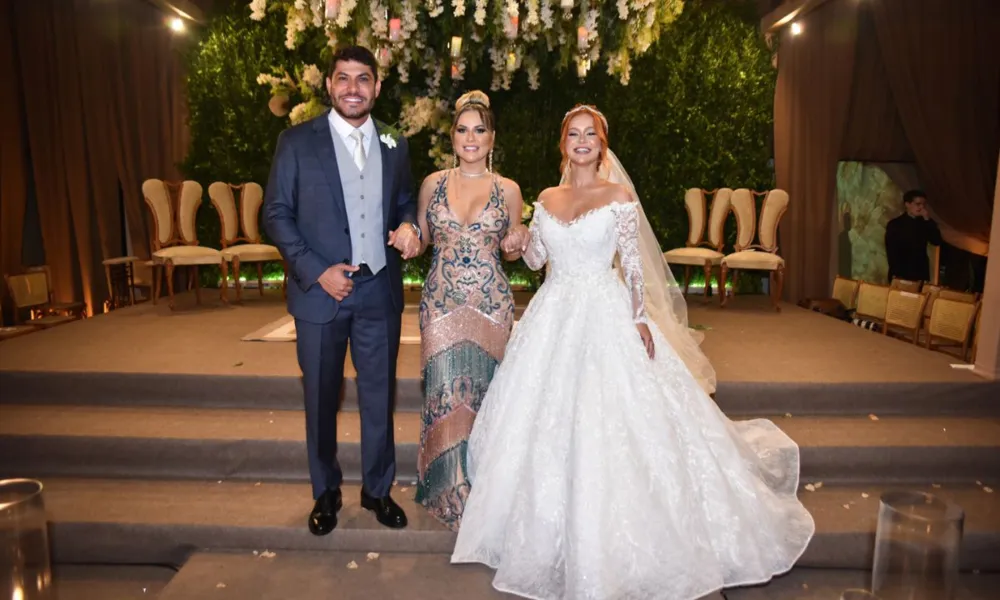 
		
			Mirela Janis se casa com Yugnir em cerimônia de R$2 milhões
		