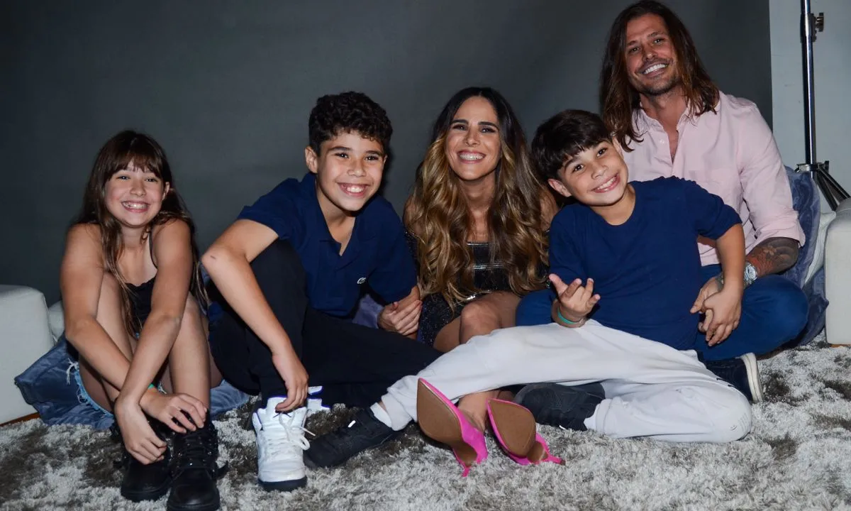 Wanessa posa com Dado Dolabella, filhos e enteada antes de show