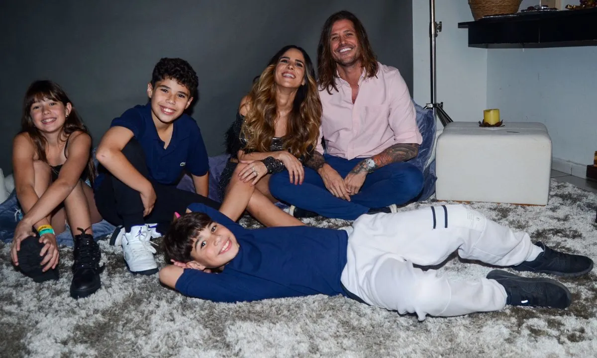 Wanessa posa com Dado Dolabella, filhos e enteada antes de show