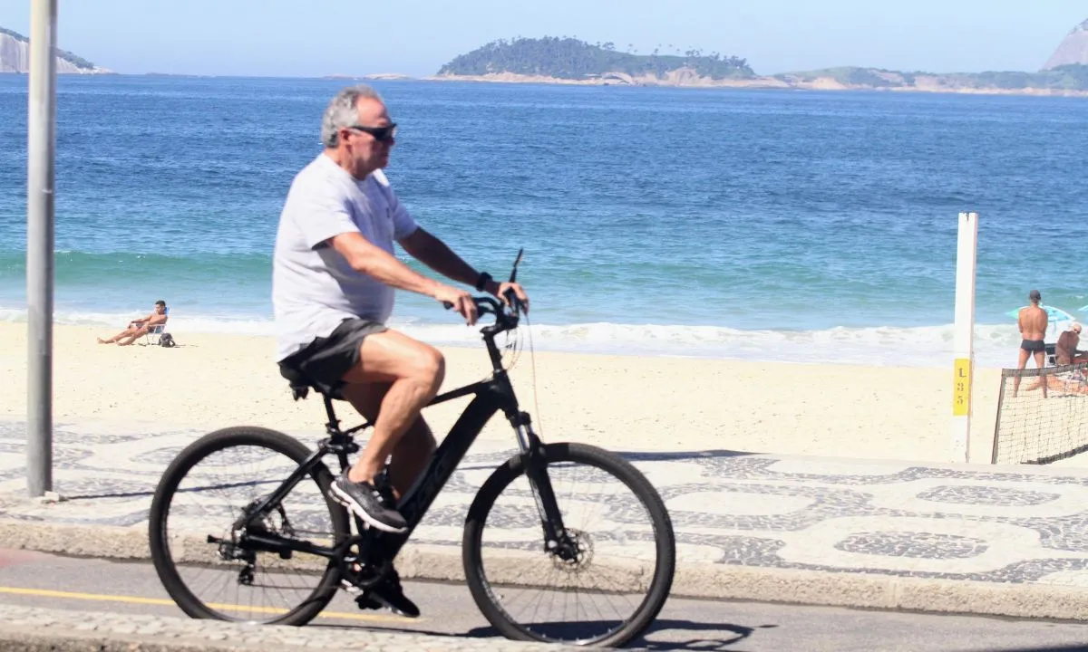 Famosos curtem o domingo em praias do Rio de Janeiro; veja fotos