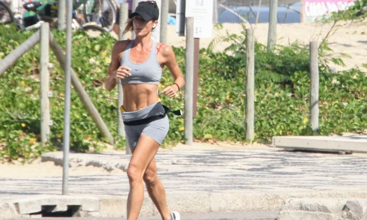 Famosos curtem o domingo em praias do Rio de Janeiro; veja fotos