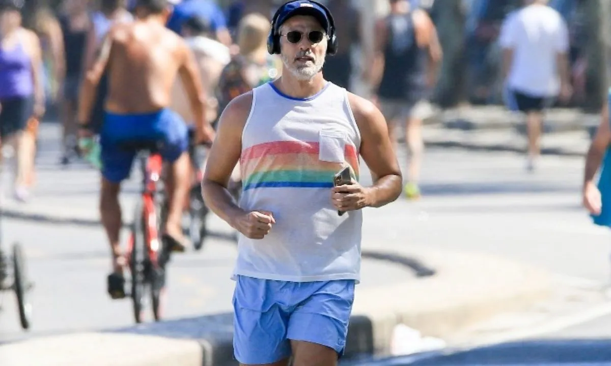 Famosos curtem o domingo em praias do Rio de Janeiro; veja fotos