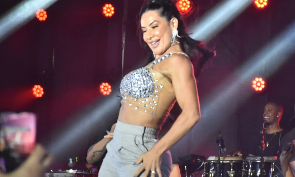 Scheila Carvalho 'quebra tudo' durante show de Tony, Xanddy e Léo