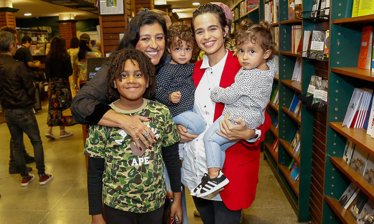 Famosos prestigiam lançamento de livro 'Diário da Dona Lurdes'