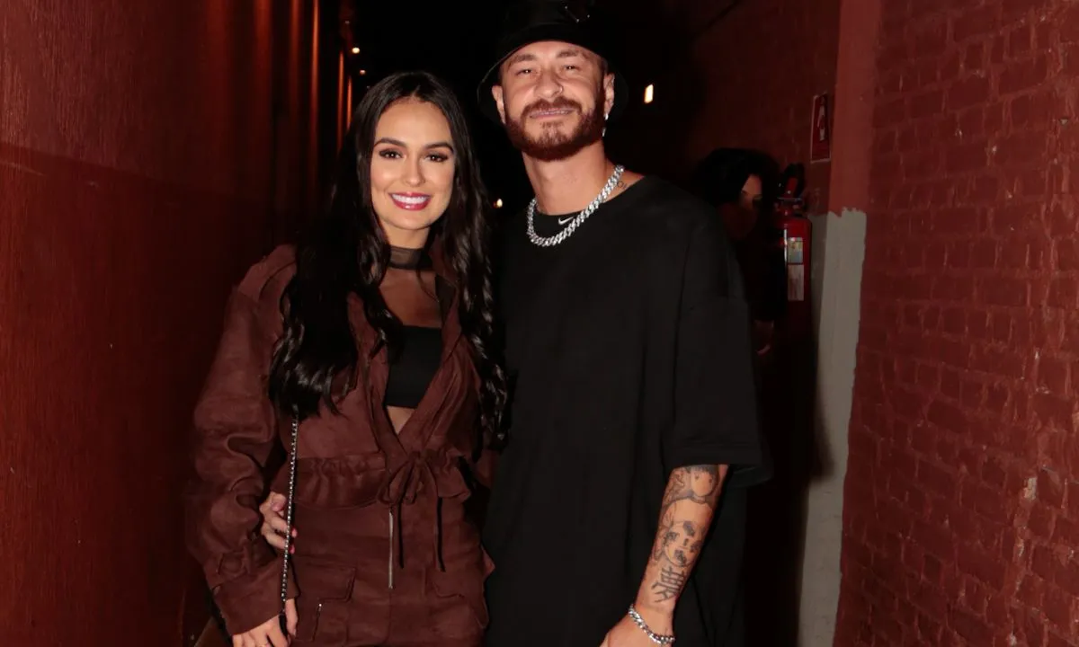 Ex-BBBs Fred e Larissa curtem juntinhos show de Jorge e Mateus