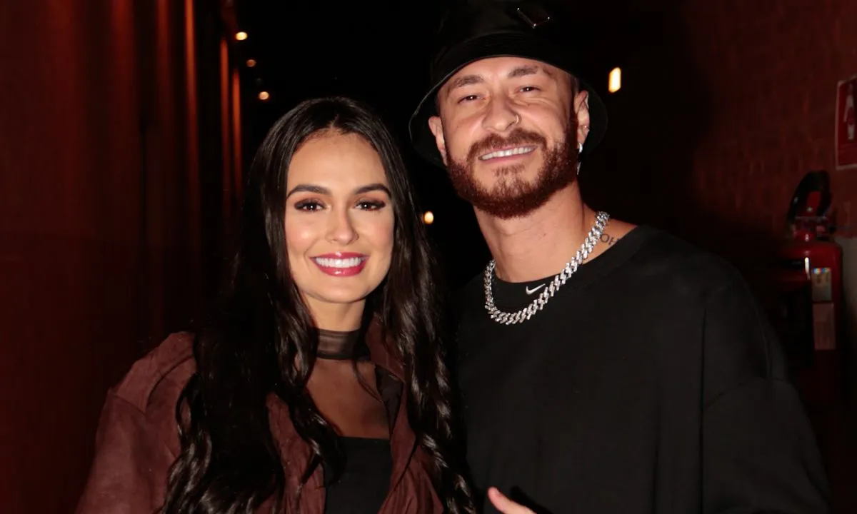 Ex-BBBs Fred e Larissa curtem juntinhos show de Jorge e Mateus