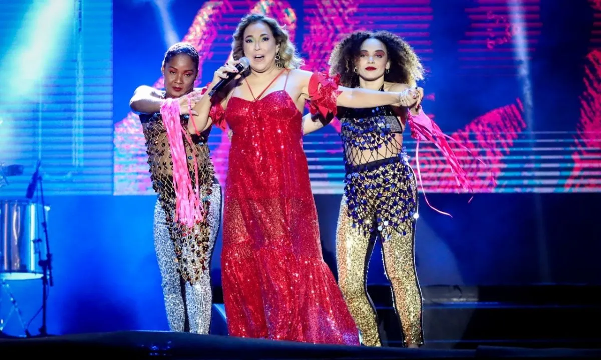 Daniela Mercury homenageia Rita Lee em show na Praia de Copacabana