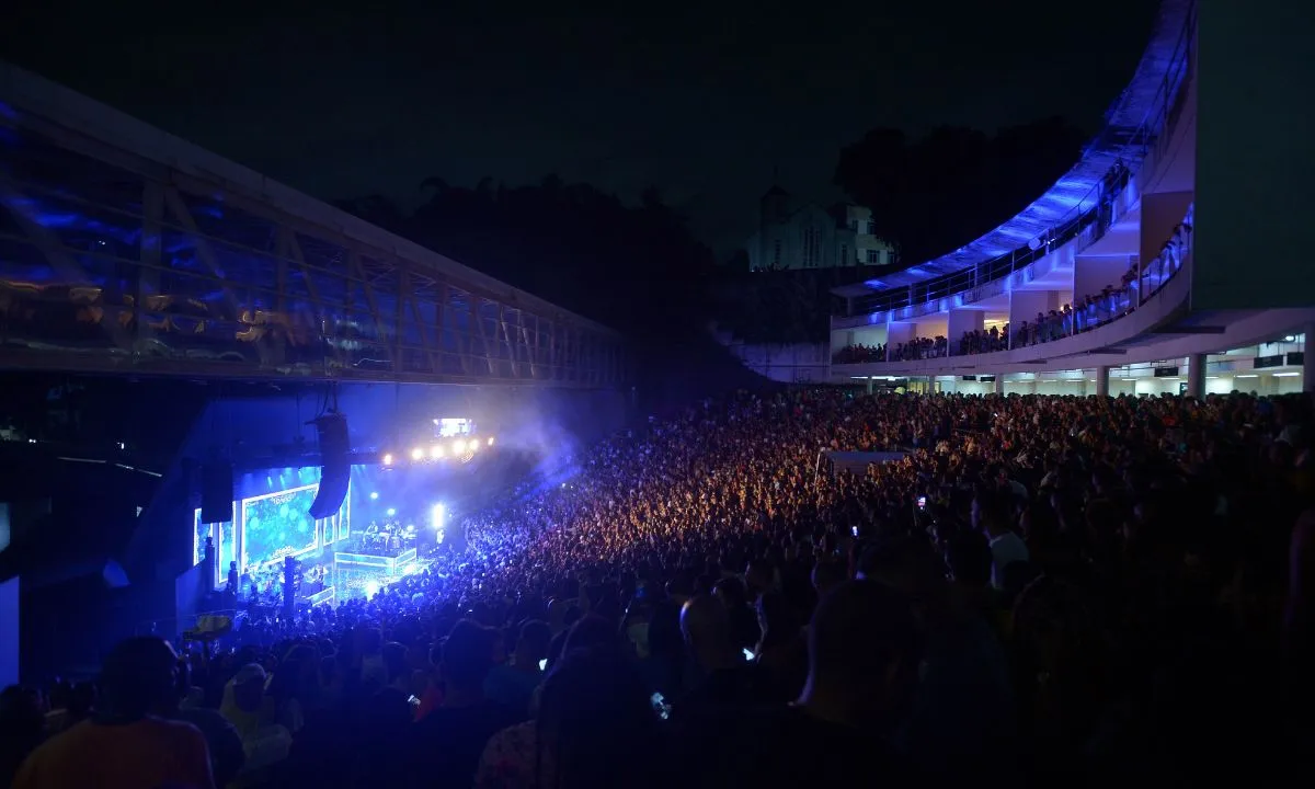 Belo lota a Concha Acústica em show da nova turnê; FOTOS