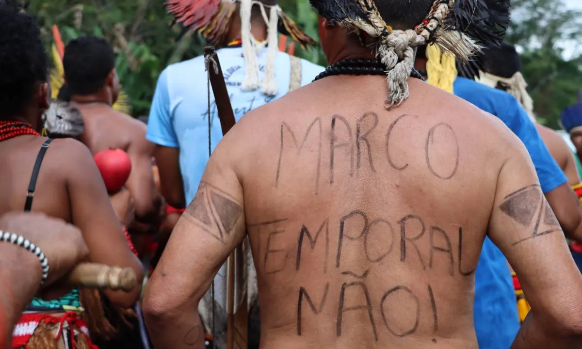 Povo Pataxó Hãhãhãe na BR-101, entrocamento de Camacan, cidade do sul da Bahia