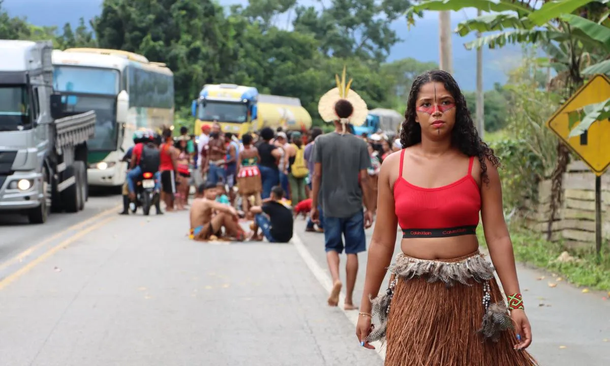 Povo Pataxó Hãhãhãe na BR-101, entrocamento de Camacan, cidade do sul da Bahia