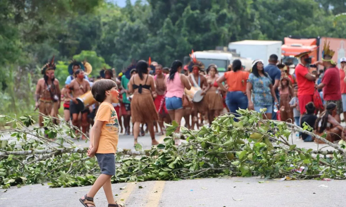 Povo Pataxó Hãhãhãe na BR-101, entrocamento de Camacan, cidade do sul da Bahia