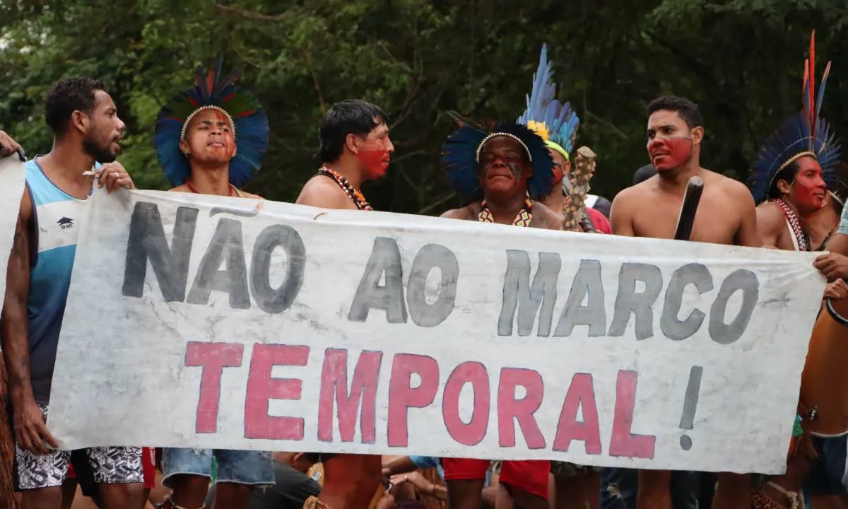 Povo Pataxó Hãhãhãe na BR-101, entrocamento de Camacan, cidade do sul da Bahia