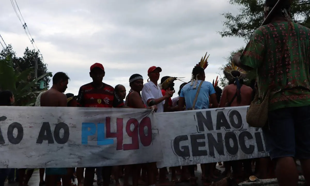 Povo Pataxó Hãhãhãe na BR-101, entrocamento de Camacan, cidade do sul da Bahia