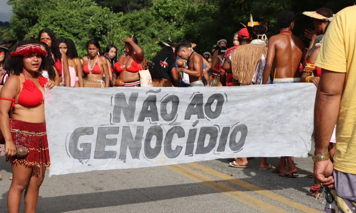 Povo Pataxó Hãhãhãe na BR-101, entrocamento de Camacan, cidade do sul da Bahia