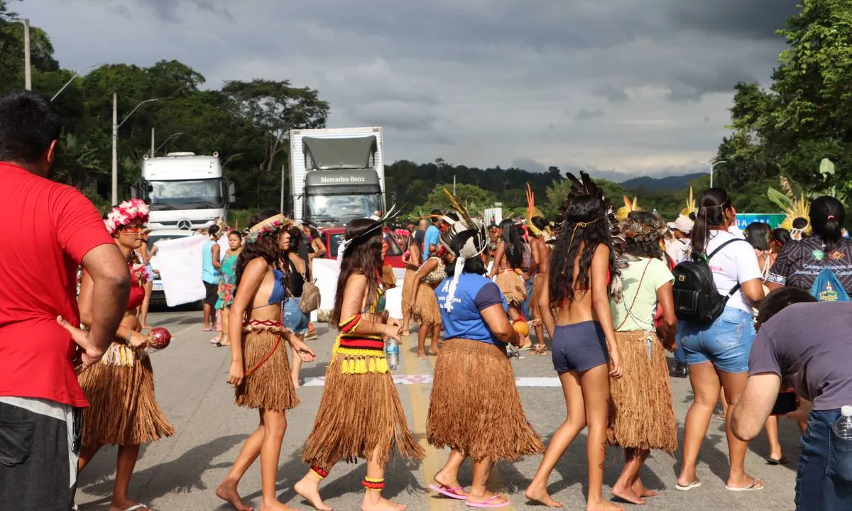 Povo Pataxó Hãhãhãe na BR-101, entrocamento de Camacan, cidade do sul da Bahia