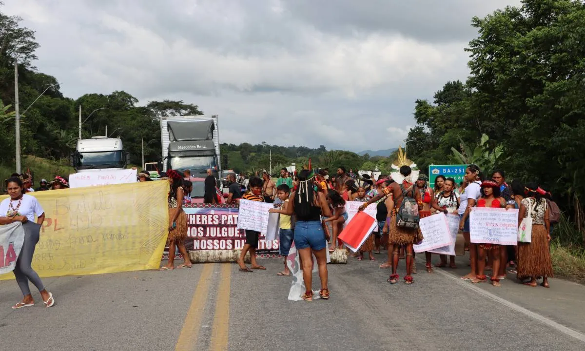 Povo Pataxó Hãhãhãe na BR-101, entrocamento de Camacan, cidade do sul da Bahia