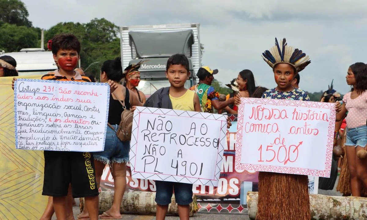 Povo Pataxó Hãhãhãe na BR-101, entrocamento de Camacan, cidade do sul da Bahia