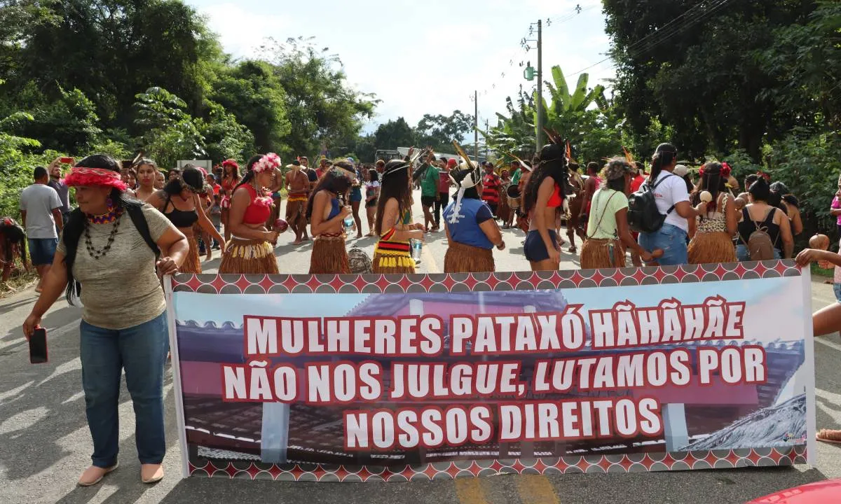 Povo Pataxó Hãhãhãe na BR-101, entrocamento de Camacan, cidade do sul da Bahia