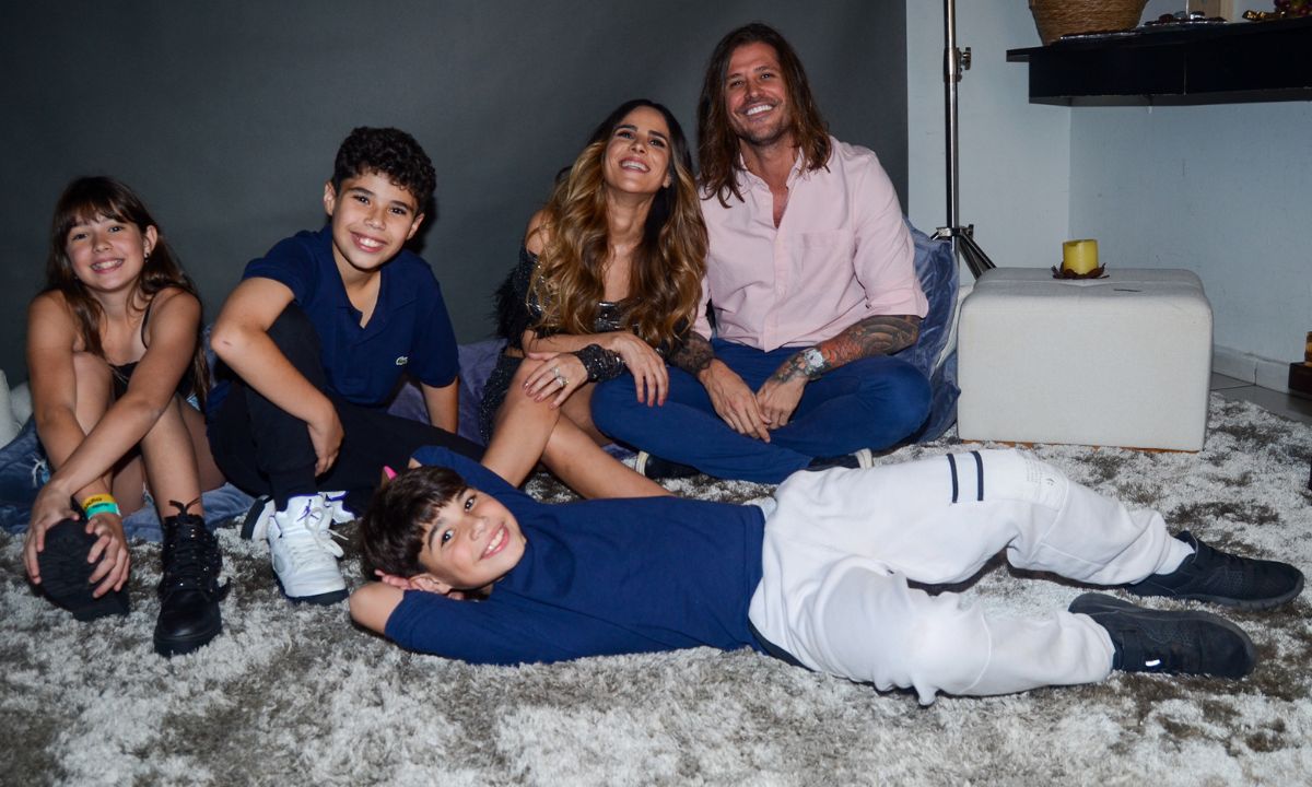Wanessa posa com Dado Dolabella, filhos e enteada antes de show
