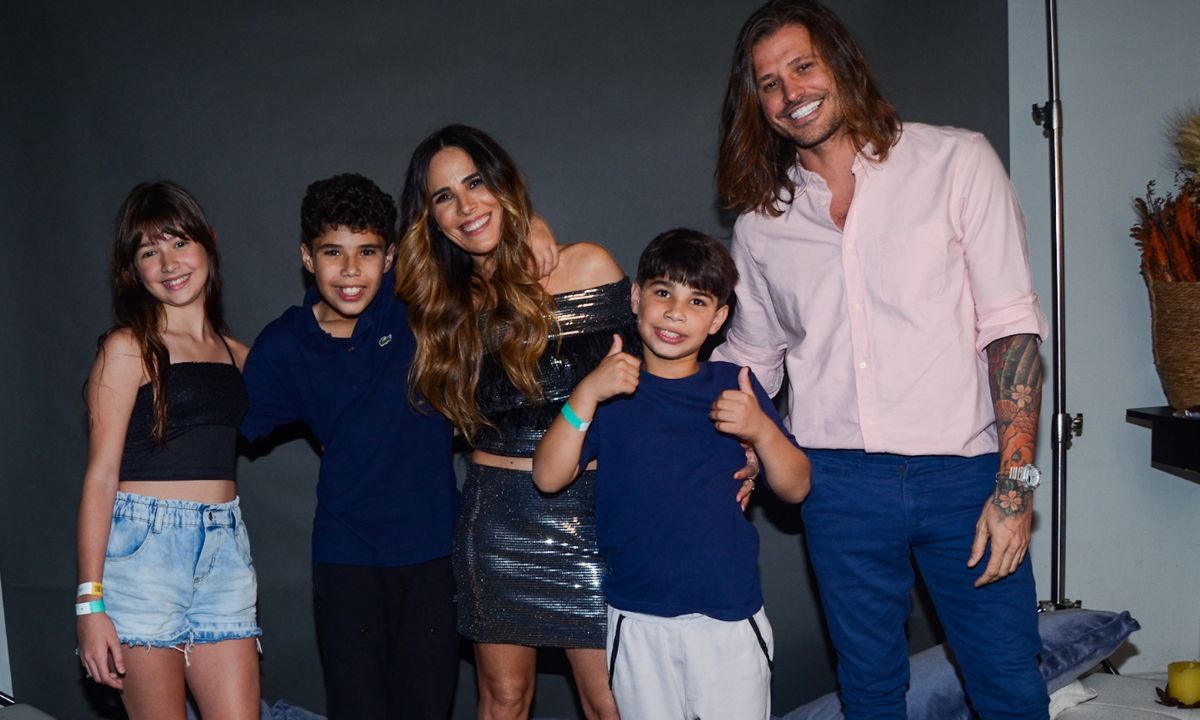 Wanessa posa com Dado Dolabella, filhos e enteada antes de show