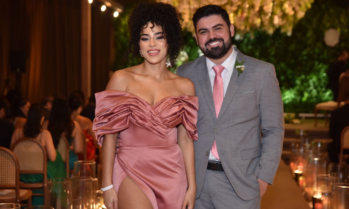 Mirela Janis se casa com Yugnir em cerimônia de R$2 milhões