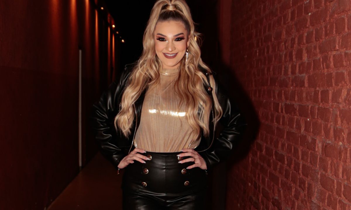 Ex-BBBs Fred e Larissa curtem juntinhos show de Jorge e Mateus