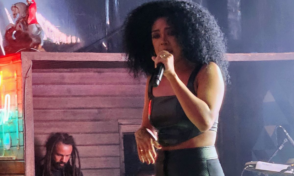 Ex-BBB Marvvila comemora 24 anos em mirante do Vidigal, no Rio