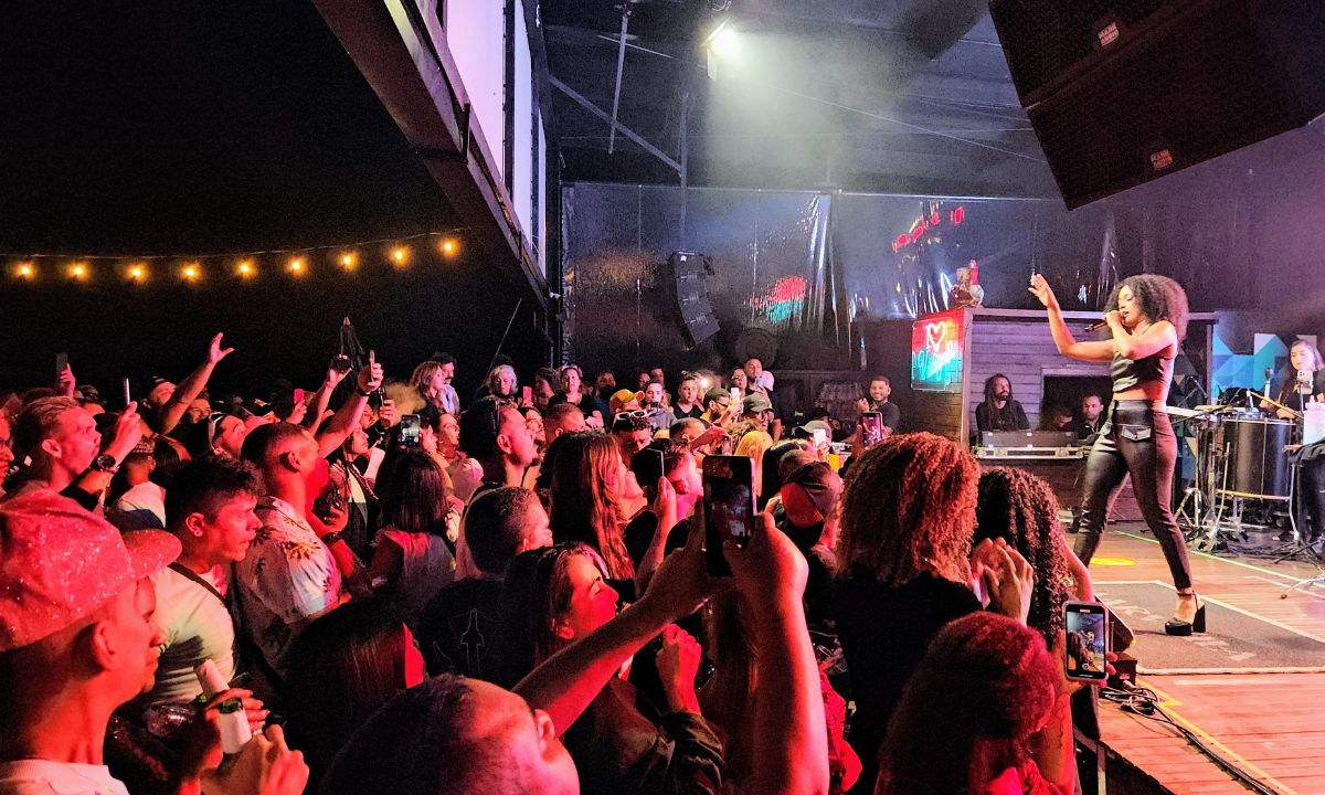 Ex-BBB Marvvila comemora 24 anos em mirante do Vidigal, no Rio