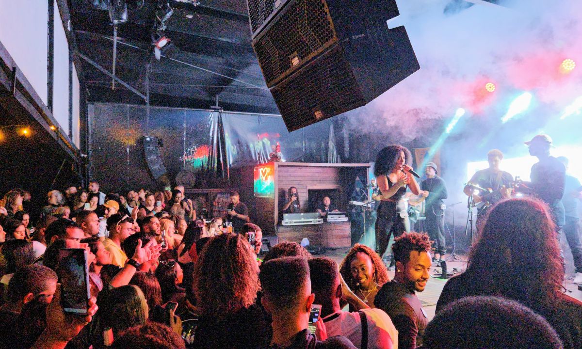 Ex-BBB Marvvila comemora 24 anos em mirante do Vidigal, no Rio