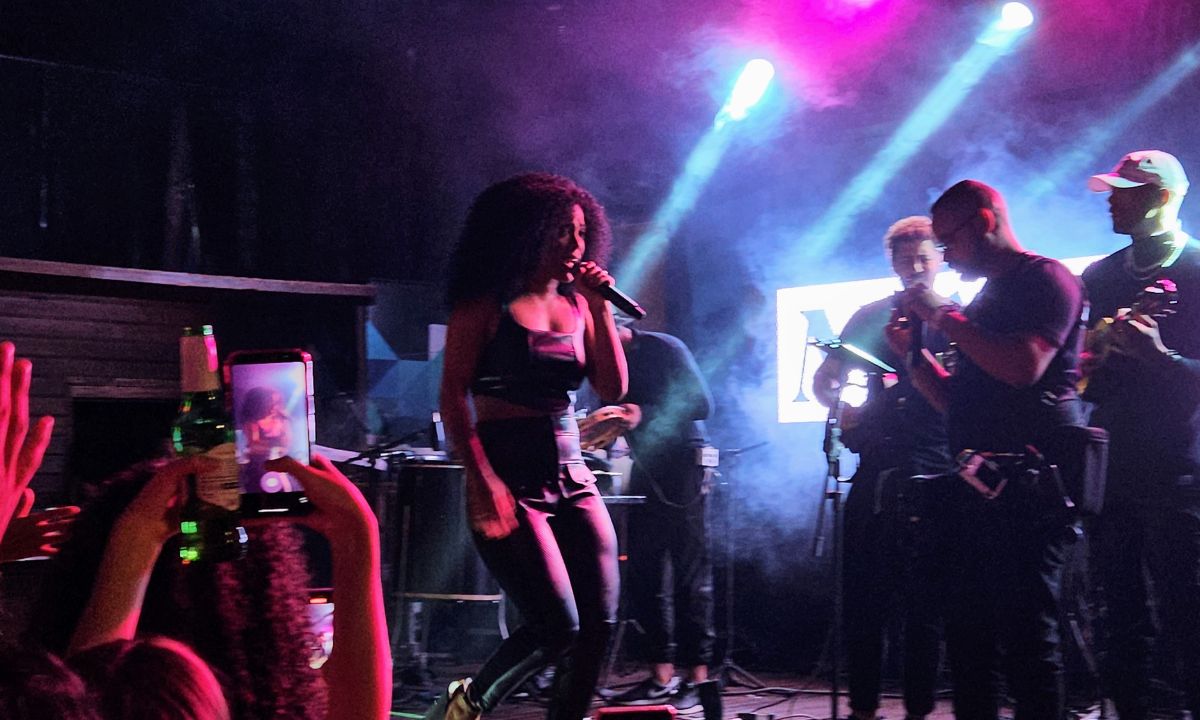 Ex-BBB Marvvila comemora 24 anos em mirante do Vidigal, no Rio