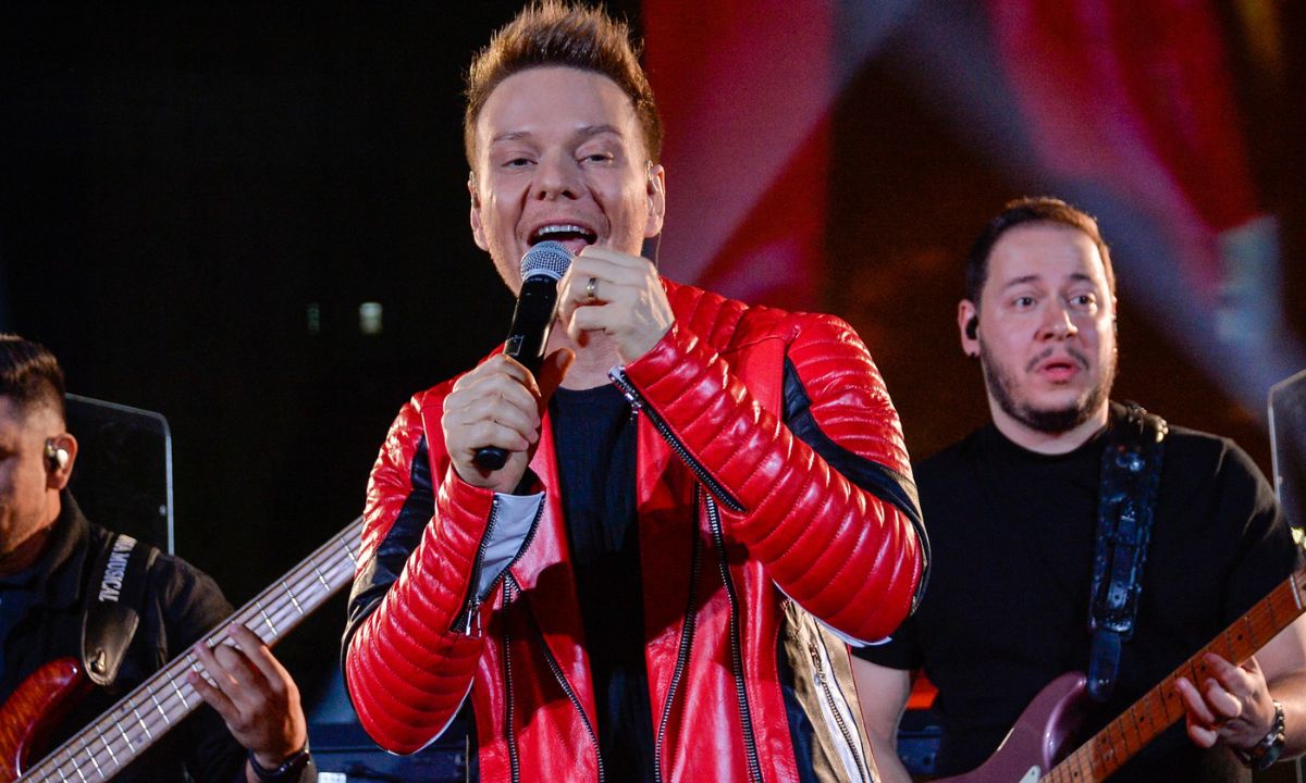 Famosos curtem gravação do novo DVD de Michel Teló; veja fotos