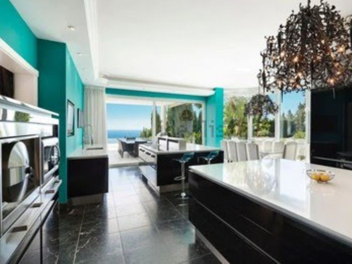 Virginia aluga mansão vizinha à de Vini Jr. na Espanha e valor choca