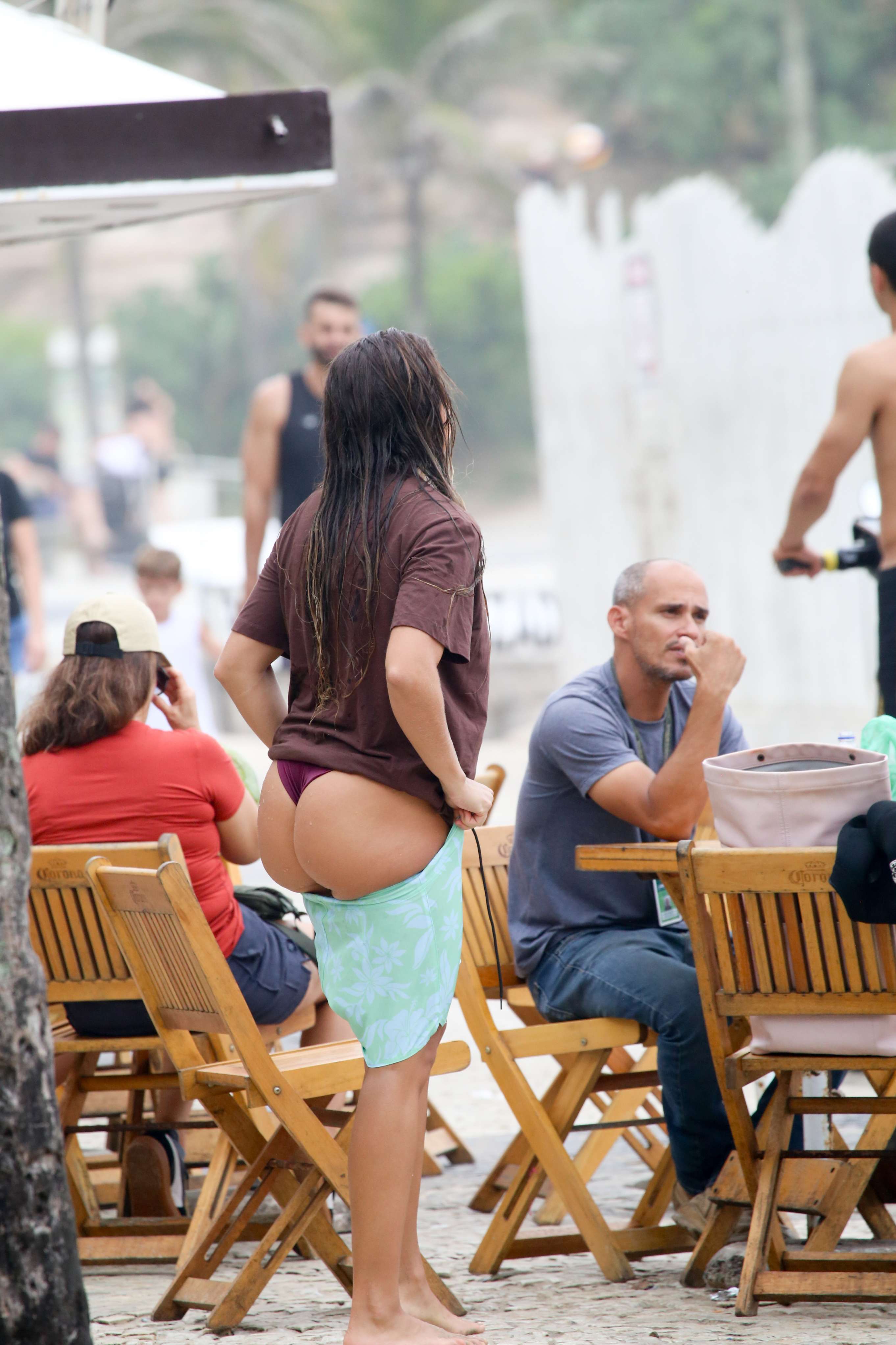 Carol Portaluppi pede ajuda para tirar roupa após dia de surfe; FOTOS