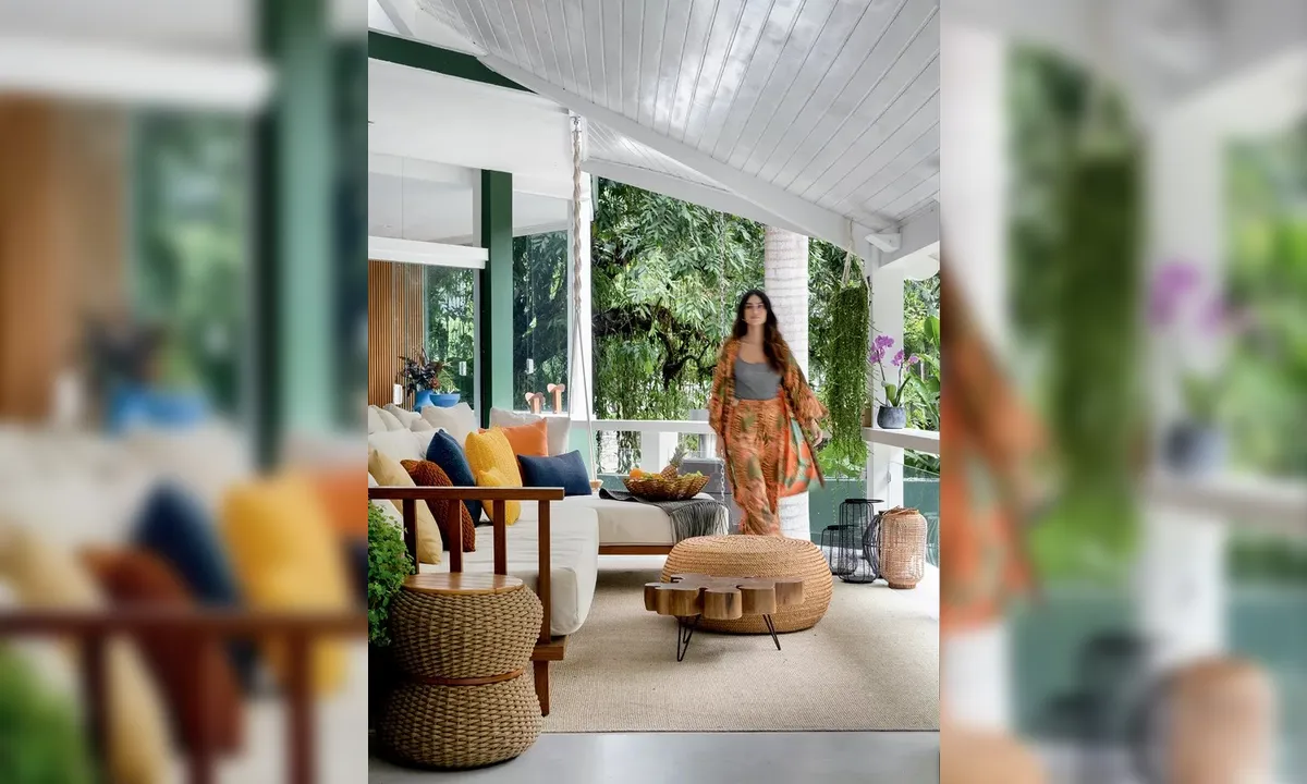 Com cachoeira particular, Renato Góes e Thaila Ayala abrem as portas da mansão em que moram