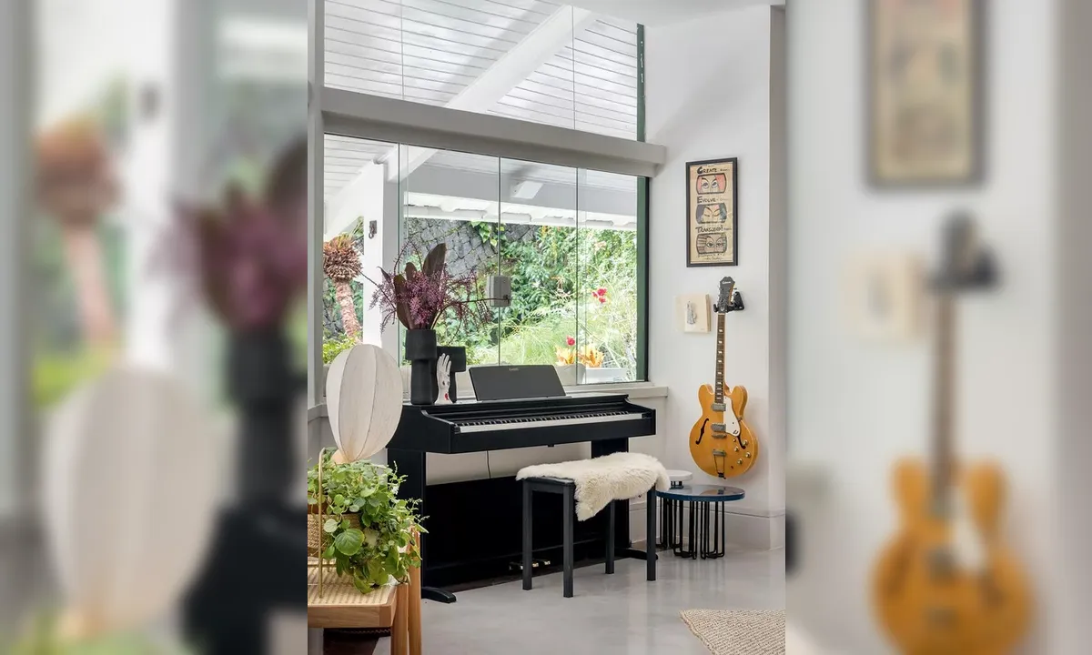 Com cachoeira particular, Renato Góes e Thaila Ayala abrem as portas da mansão em que moram