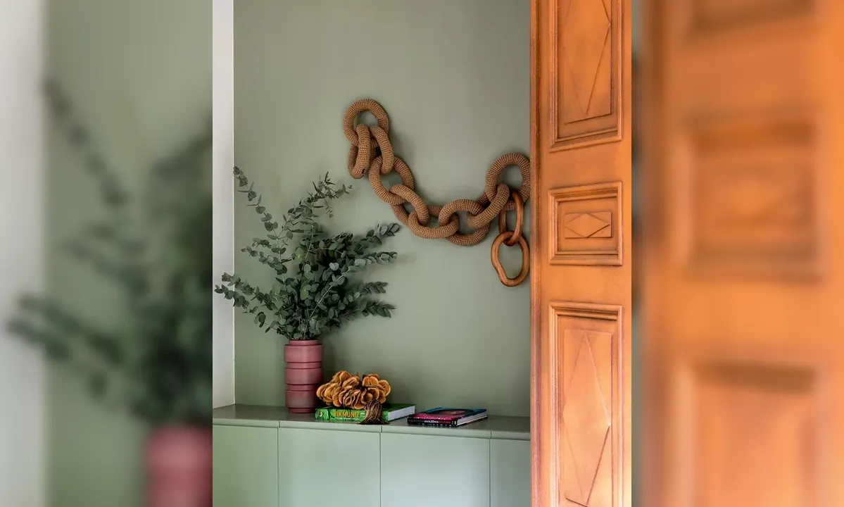 Com cachoeira particular, Renato Góes e Thaila Ayala abrem as portas da mansão em que moram