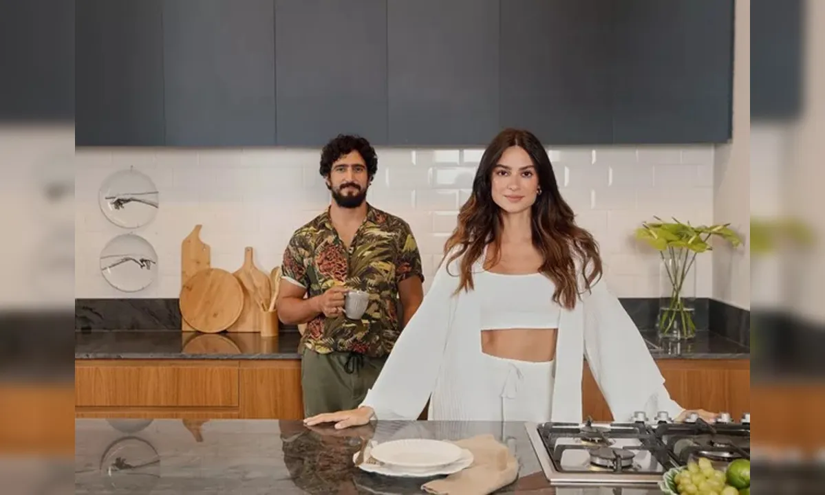 Com cachoeira particular, Renato Góes e Thaila Ayala abrem as portas da mansão em que moram