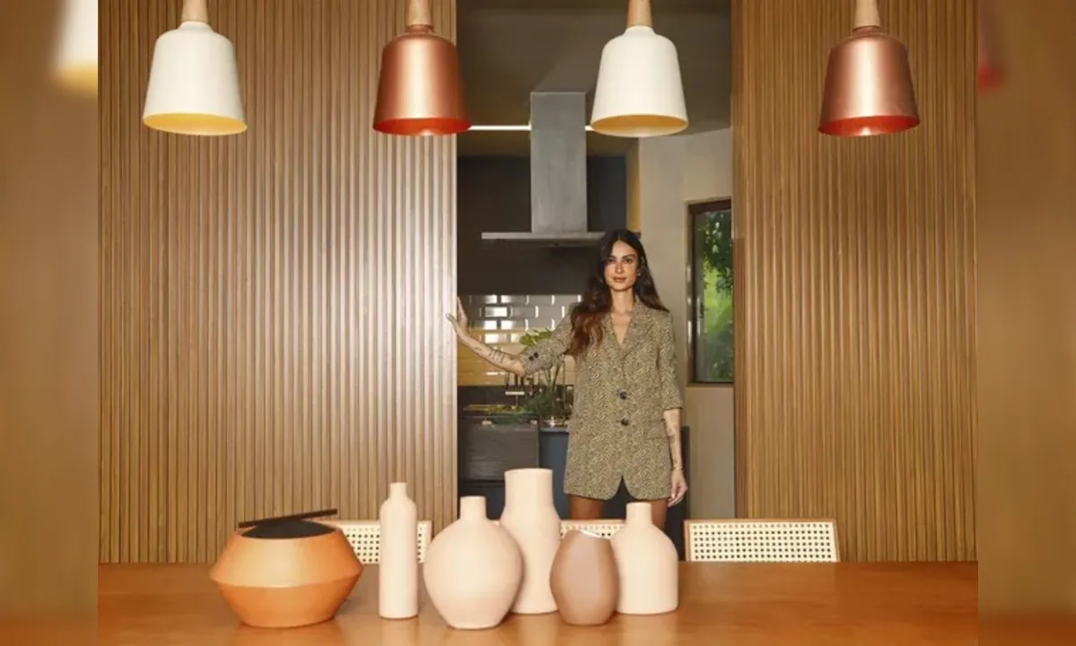 Com cachoeira particular, Renato Góes e Thaila Ayala abrem as portas da mansão em que moram