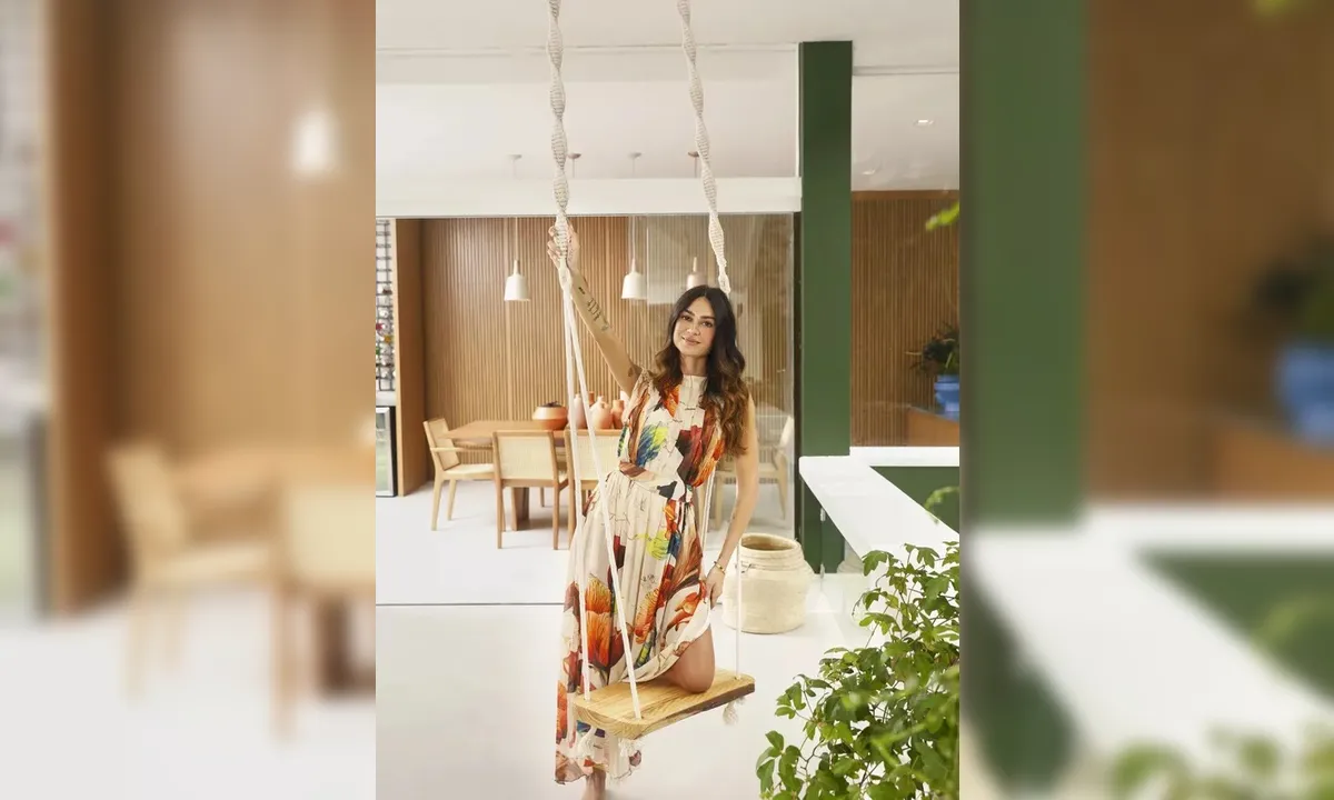 Com cachoeira particular, Renato Góes e Thaila Ayala abrem as portas da mansão em que moram
