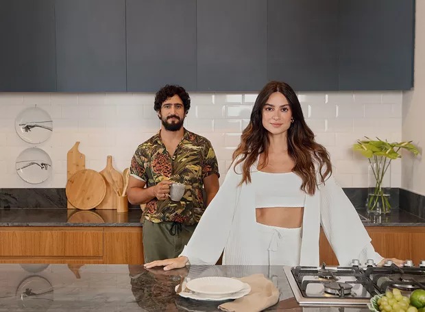Com cachoeira particular, Renato Góes e Thaila Ayala abrem as portas da mansão em que moram