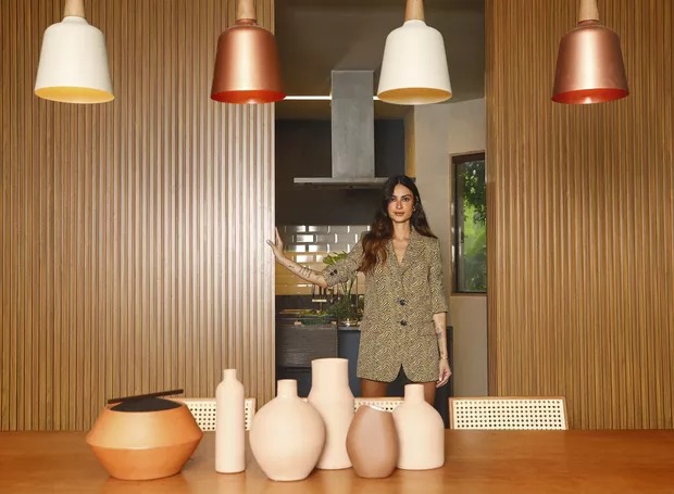 Com cachoeira particular, Renato Góes e Thaila Ayala abrem as portas da mansão em que moram