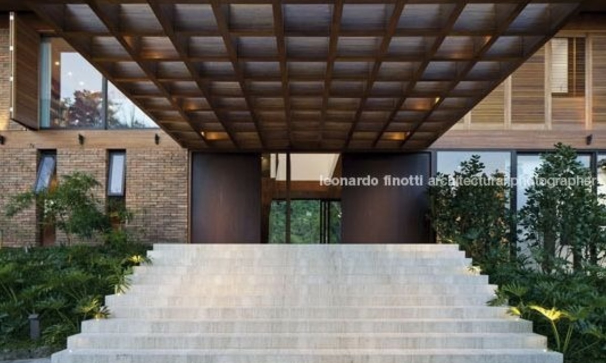Conheça mansão de 4.000 m² em que moram Luciano Huck e Angélica; casa já recebeu Madonna e é avaliada em R$ 26,4 milhões