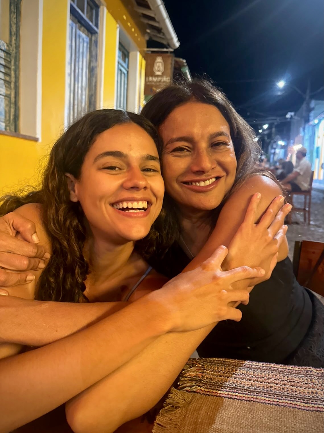 Dira Paes abre álbum de fotos com namorado de Anitta e amigos na Chapada Diamantina; veja