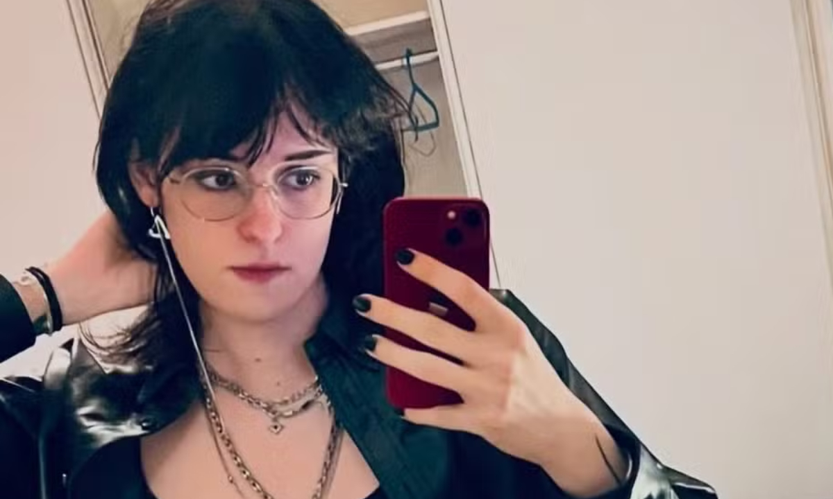 Filha de José de Abreu faz viagem romântica com namorada e encanta web com foto rara